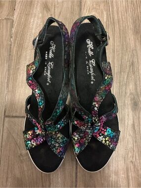 Hello Comfort Made In Spain Ladies Sandals Size 40
Heel Approximately 3 Inches